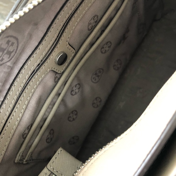 Tory Burch Robinson Handbag w/crossbody strap - Picture 7 of 8